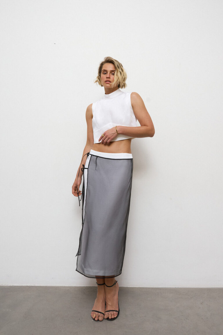 White top, photo 1