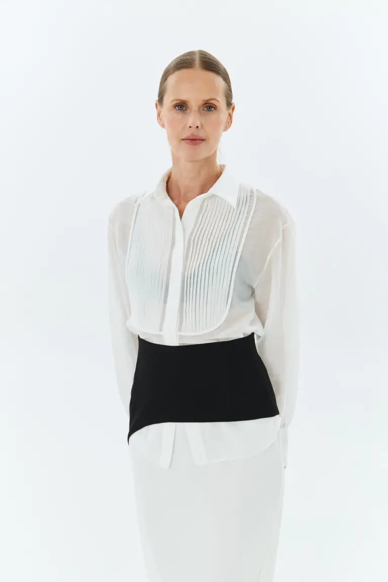 White shirt with a bib, photo 1
