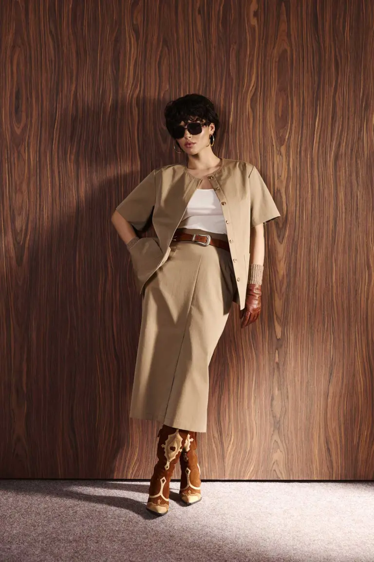 Beige skirt with front slit, photo 1