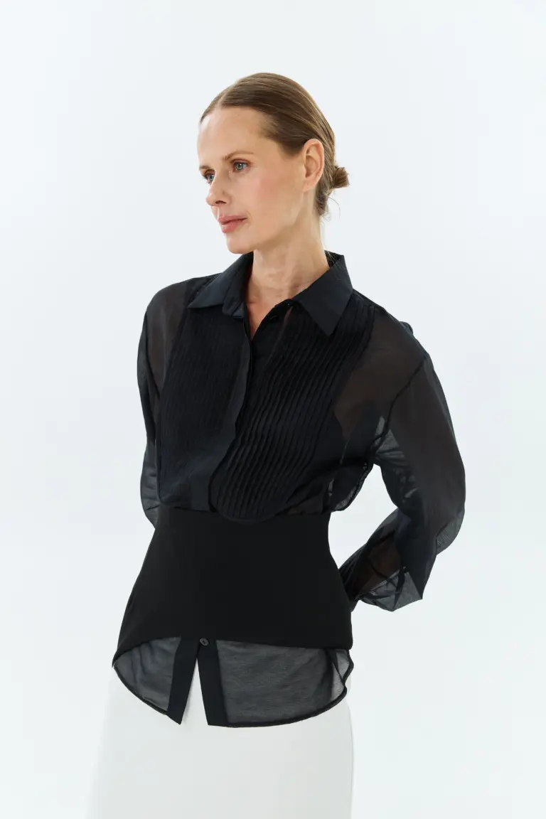Black shirt with a bib, photo 1