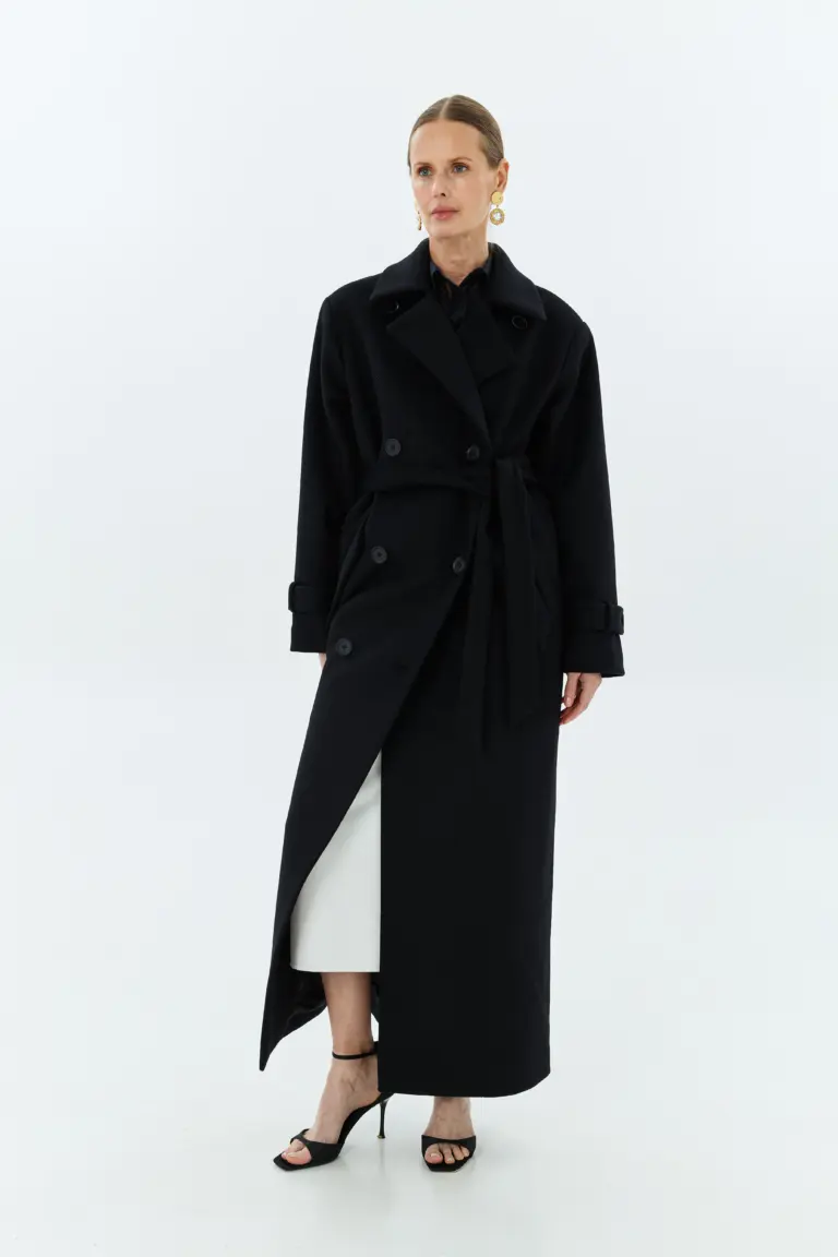 Black coat, photo 1